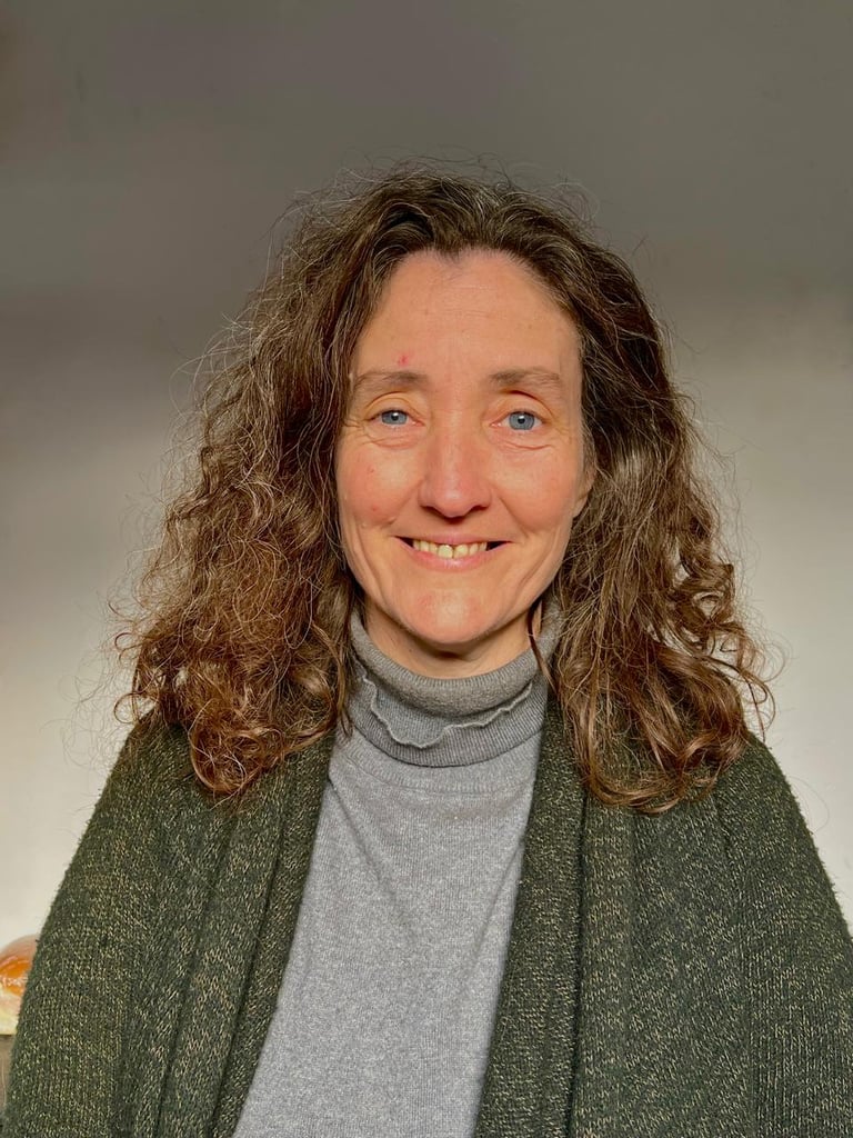 Marina Mignone - Fundadora y Directora del Colegio Árbol del Norte, mujer con cabello rizado castaño y ojos azules